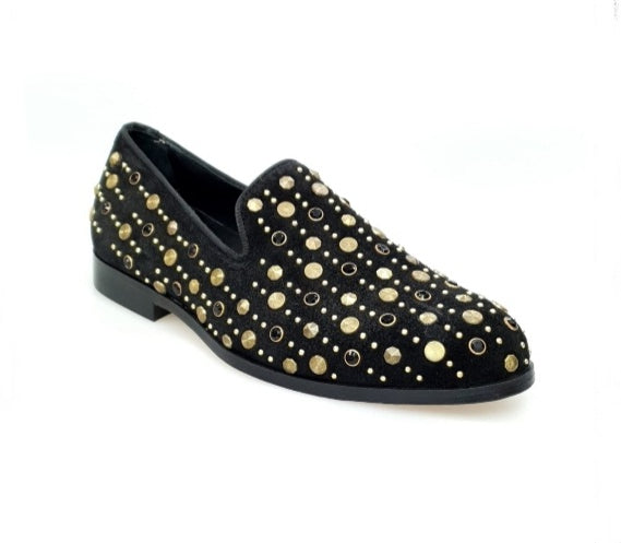 Scarpa mocassino da uomo Wishdance Jack Sparrow Pirata in camoscio nero con borchie oro e Swarovski neri, su fondo in cuoio premium.