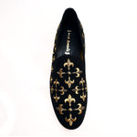 Load image into Gallery viewer, LIRIO CRUZADO (MS20) - Mocassino in Camoscio Nero Ricamo Giglio in Oro Forma Lunga

