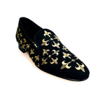 Load image into Gallery viewer, LIRIO CRUZADO (MS20) - Mocassino in Camoscio Nero Ricamo Giglio in Oro Forma Lunga
