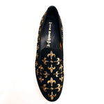 Load image into Gallery viewer, LIRIO CRUZADO (MS20) - Mocassino in Camoscio Nero Ricamo Giglio in Oro Forma Lunga
