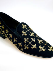 Load image into Gallery viewer, LIRIO CRUZADO (MS20) - Mocassino in Camoscio Nero Ricamo Giglio in Oro Forma Lunga
