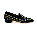 Load image into Gallery viewer, LIRIO CRUZADO (MS20) - Mocassino in Camoscio Nero Ricamo Giglio in Oro Forma Lunga
