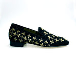 Load image into Gallery viewer, LIRIO CRUZADO (MS20) - Mocassino in Camoscio Nero Ricamo Giglio in Oro Forma Lunga
