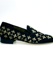 Load image into Gallery viewer, LIRIO CRUZADO (MS20) - Mocassino in Camoscio Nero Ricamo Giglio in Oro Forma Lunga
