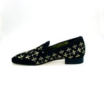 Load image into Gallery viewer, LIRIO CRUZADO (MS20) - Mocassino in Camoscio Nero Ricamo Giglio in Oro Forma Lunga
