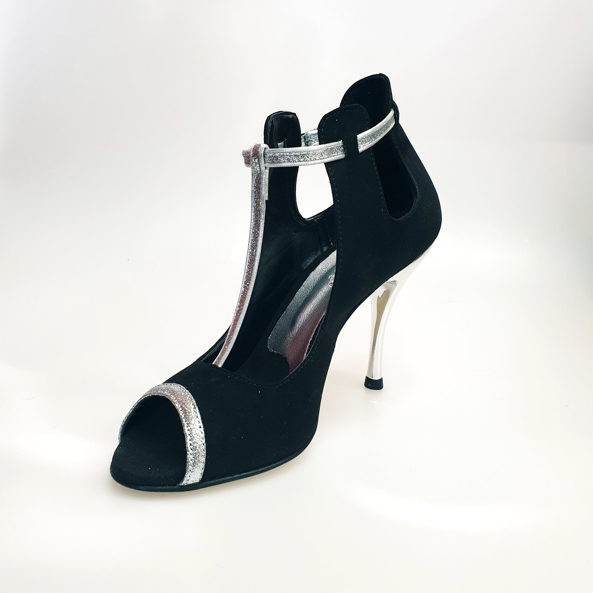 Scarpa in camoscio nero Jenny con dettagli glitter argento e cinturini, elegante e alla moda, per look raffinati.