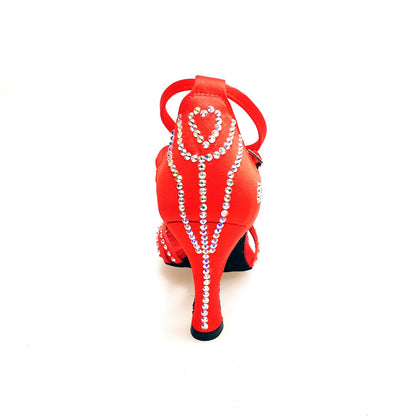 Scarpa da donna LUENIA QB Plus in raso di seta rossa con cinturino incrociato, dettagli Swarovski e tacco a rocchetto.