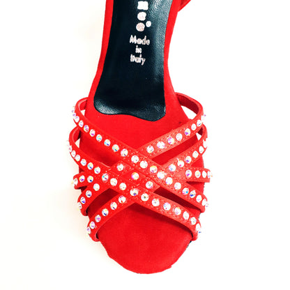 Scarpa da donna LUENIA QB Plus in raso seta rossa con cinturino incrociato, Swarovski, tacco a rocchetto, design fantasy.