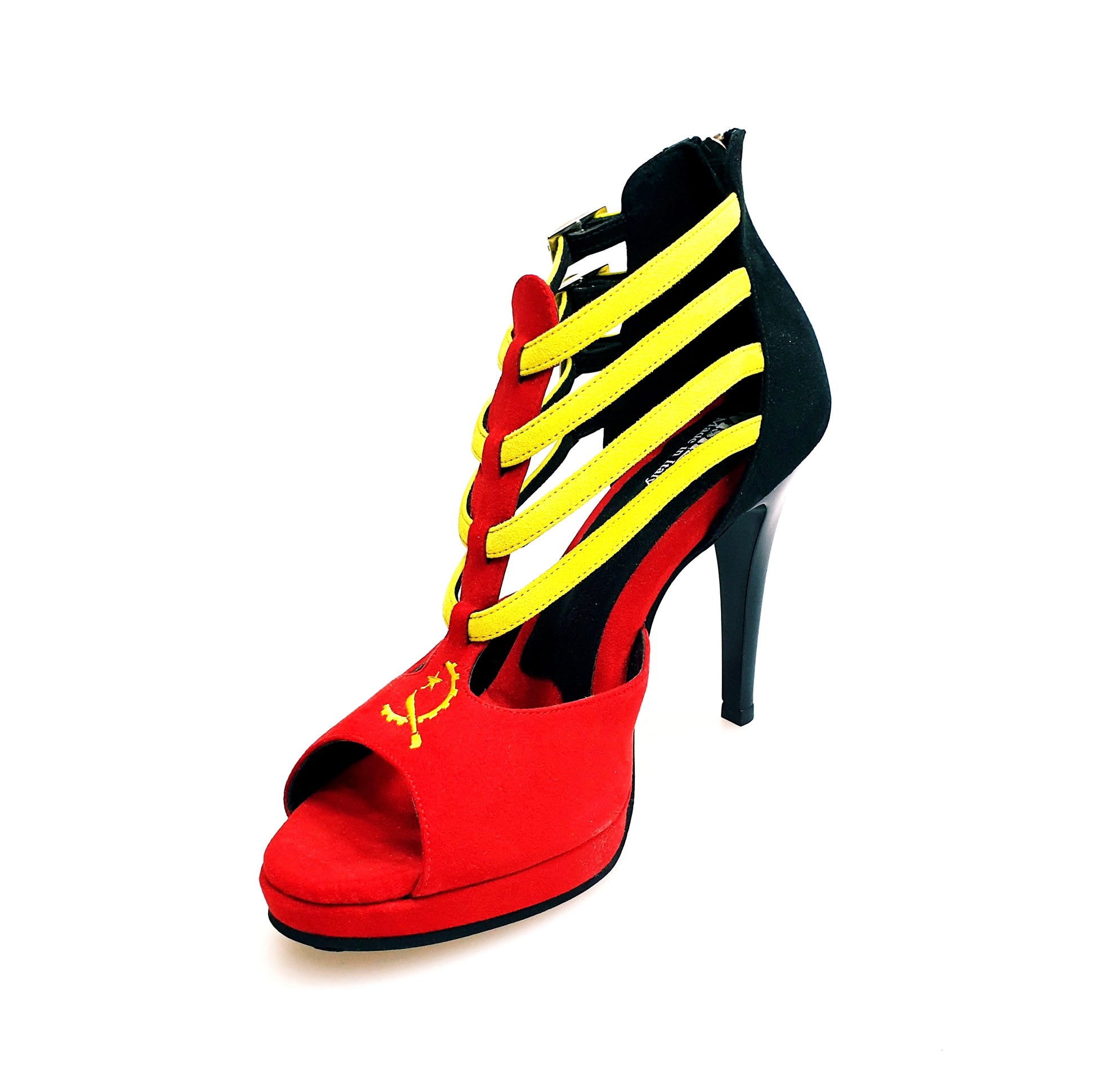 Scarpa da donna Lussuria in camoscio rosso, giallo e nero con stemma angolano ricamato, tacco a spillo largo e plateau nero.