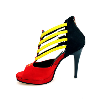 Scarpa da donna Wish Dance Shop Lussuria in camoscio rosso, giallo e nero con stemma ricamato, tacco a spillo e plateau.