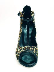 Carica immagine nella Galleria, Jenny (18/06) - Scarpa in seta Beige disegno Laserato Leopardo con dettagli e cinturini in Vernice Nera Tacco a Spillo Smaltato Nero
