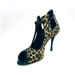 Carica immagine nella Galleria, Jenny (18/06) - Scarpa in seta Beige disegno Laserato Leopardo con dettagli e cinturini in Vernice Nera Tacco a Spillo Smaltato Nero
