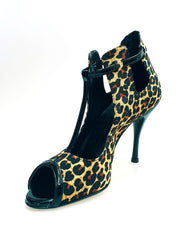 Carica immagine nella Galleria, Jenny (18/06) - Scarpa in seta Beige disegno Laserato Leopardo con dettagli e cinturini in Vernice Nera Tacco a Spillo Smaltato Nero
