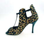 Carica immagine nella Galleria, Jenny (18/06) - Scarpa in seta Beige disegno Laserato Leopardo con dettagli e cinturini in Vernice Nera Tacco a Spillo Smaltato Nero
