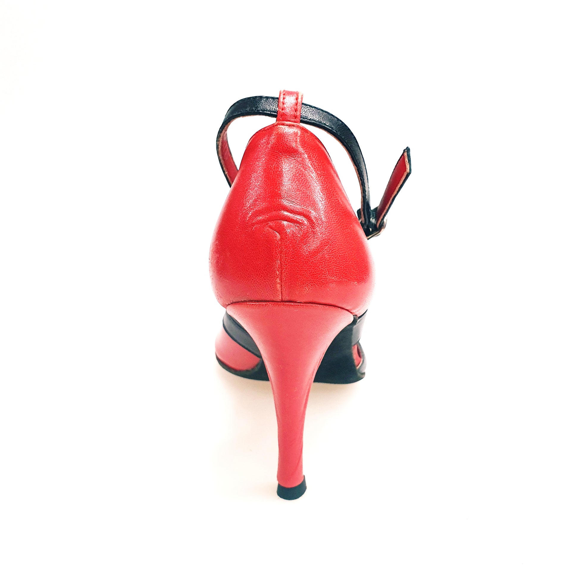 Scarpa da donna Malena 4400 di Outlet in pelle rossa e nera, elegante e alla moda, vista frontalmente.