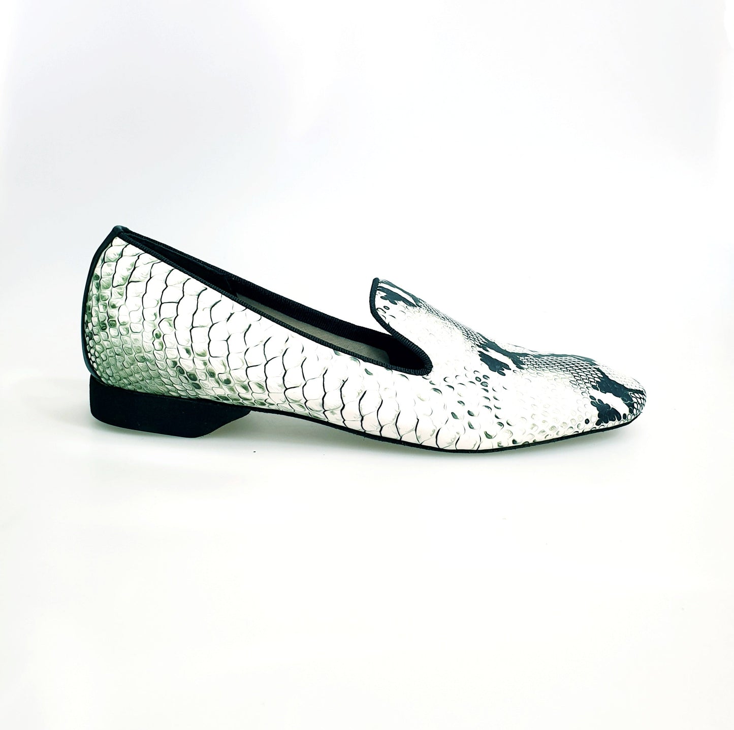 Mocassino in pitone bianco e verde Morelia (MS20) di Wish Dance Shop, dettaglio di forma lunga e finitura elegante.
