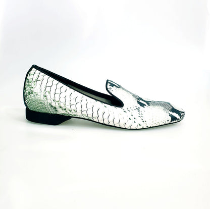 Mocassino in pitone bianco e verde Morelia (MS20) di Wish Dance Shop, dettaglio di forma lunga e finitura elegante.