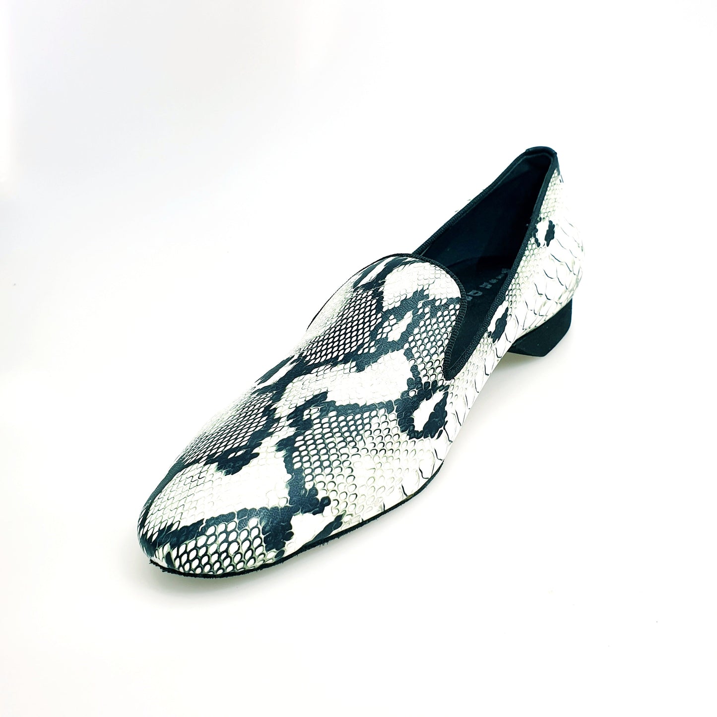 Mocassino in pitone bianco e verde Morelia (MS20) di Wish Dance Shop, con forma lunga e dettagli eleganti.