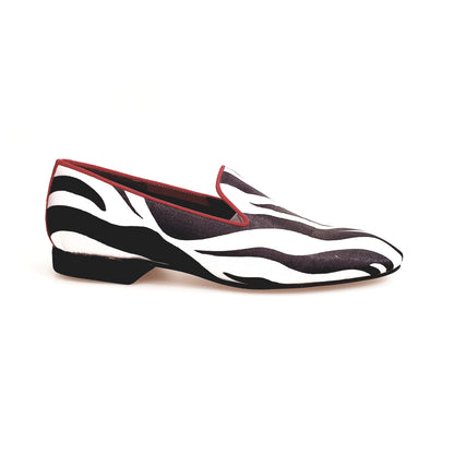 Scarpa da uomo Wish Dance Shop Sebras in raso seta zebrato con profilo rosso, mocassino a forma lunga e elegante.