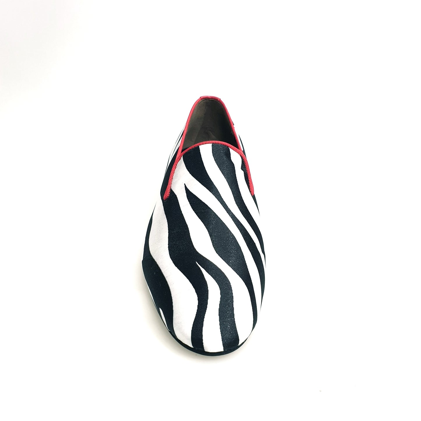 Scarpa da uomo Wish Dance Shop Sebras MS20 in raso seta zebrato con profilo rosso, forma lunga e elegante.