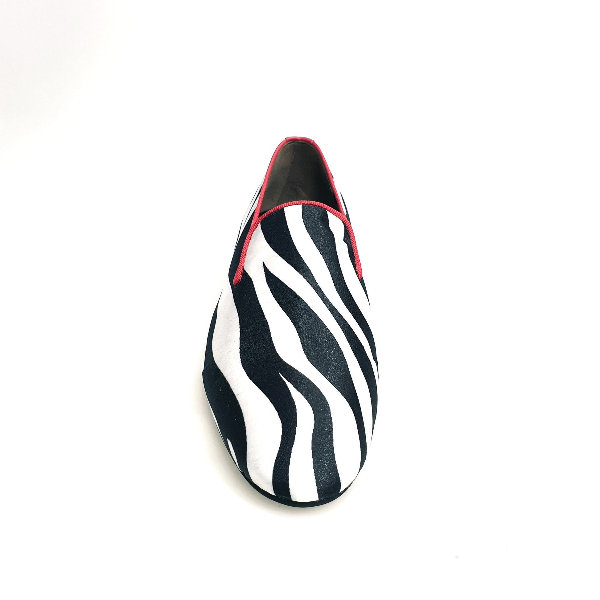 Scarpa da uomo Wish Dance Shop Sebras MS20 in raso seta zebrato con profilo rosso, forma lunga e elegante.