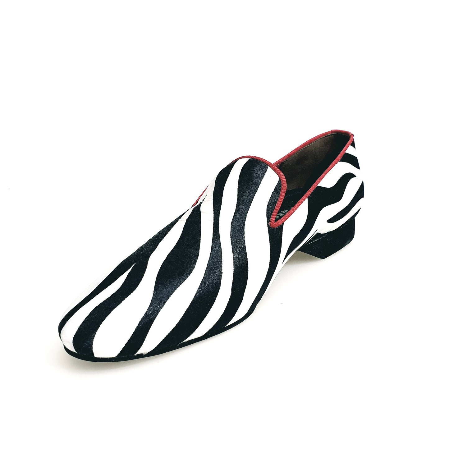 Scarpa da uomo Wish Dance Shop Sebras MS20 mocassino in raso seta zebrato con profilo rosso e forma lunga, elegante e confortevole.