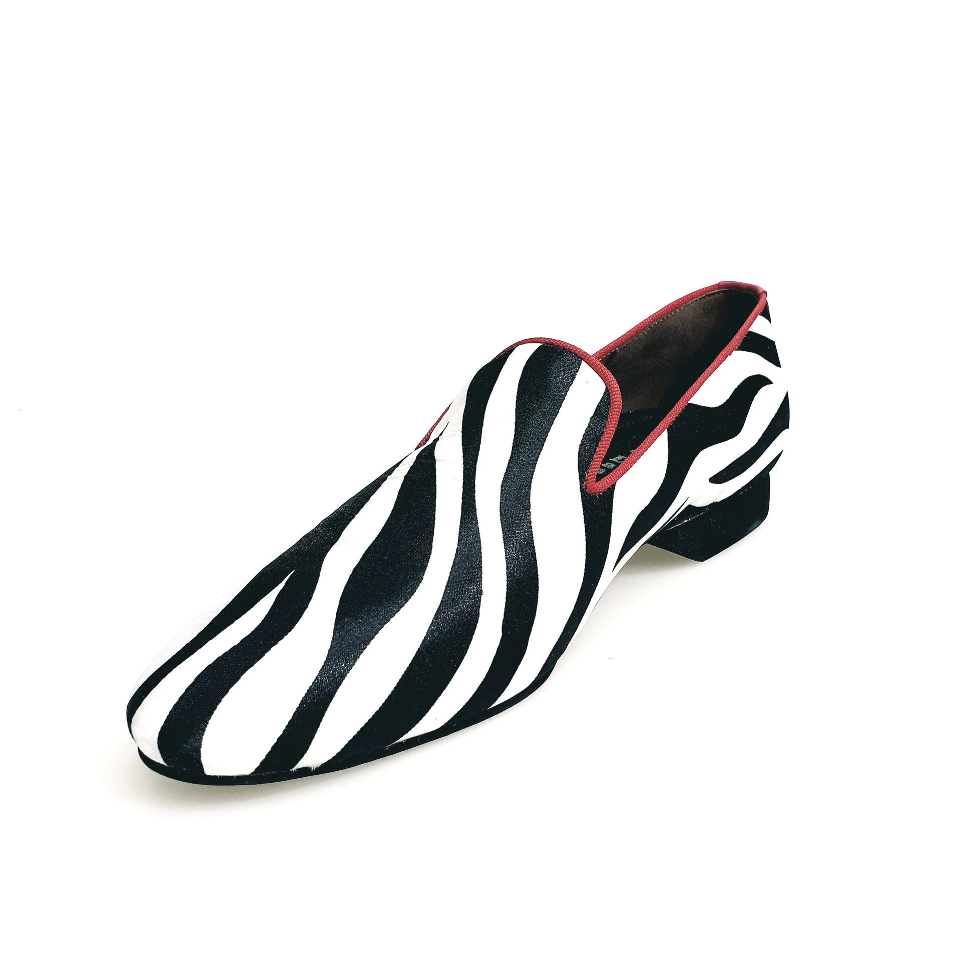 Scarpa da uomo Wish Dance Shop Sebras MS20 mocassino in raso seta zebrato con profilo rosso e forma lunga, elegante e confortevole.