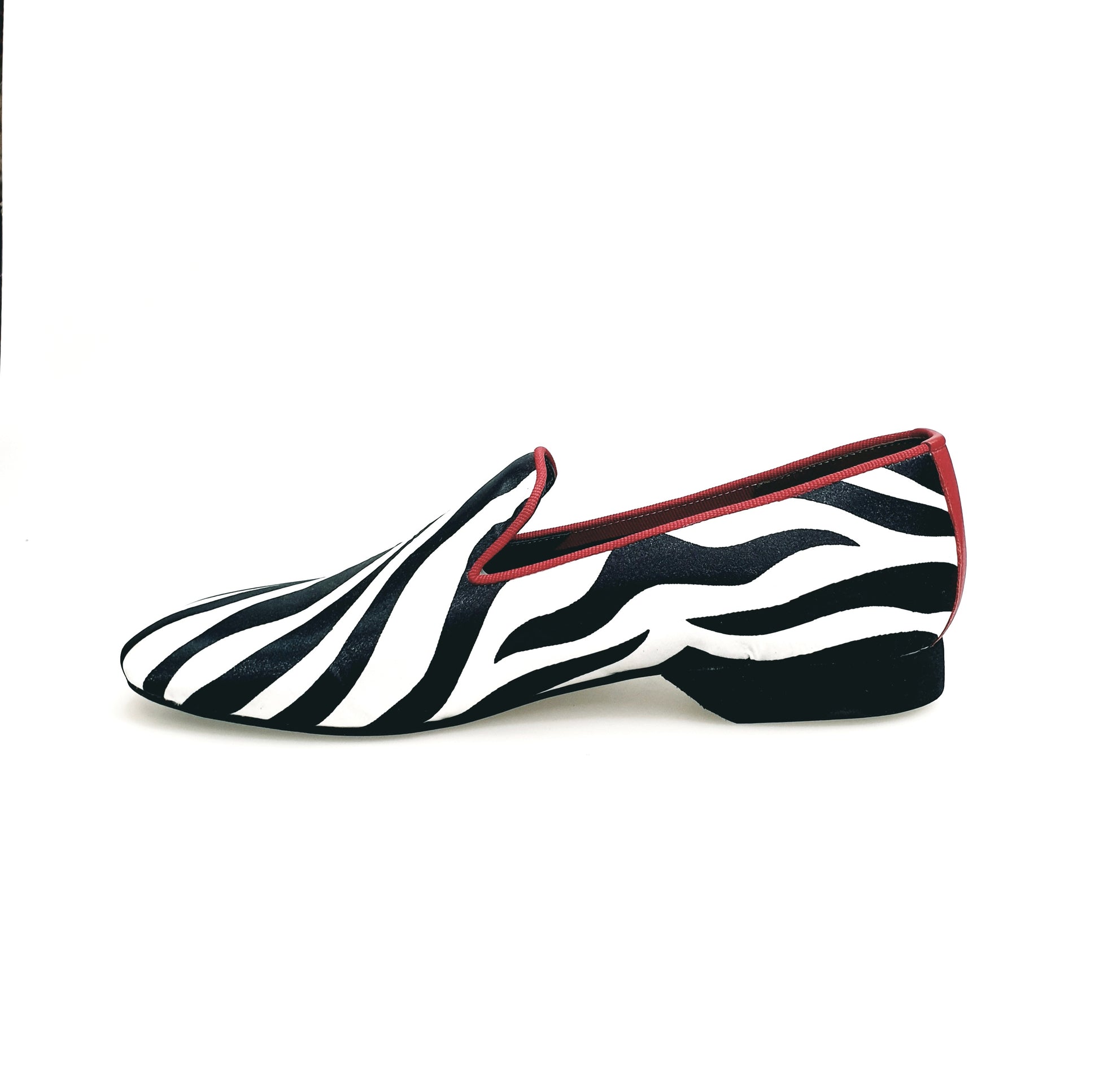 Scarpa da uomo Wish Dance Shop Sebras MS20 in raso seta zebrato con profilo rosso, mocassino con forma lunga elegante.