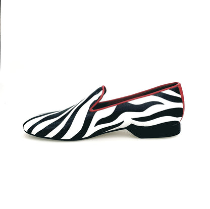 Scarpa da uomo Wish Dance Shop Sebras MS20 in raso seta zebrato con profilo rosso, mocassino con forma lunga elegante.
