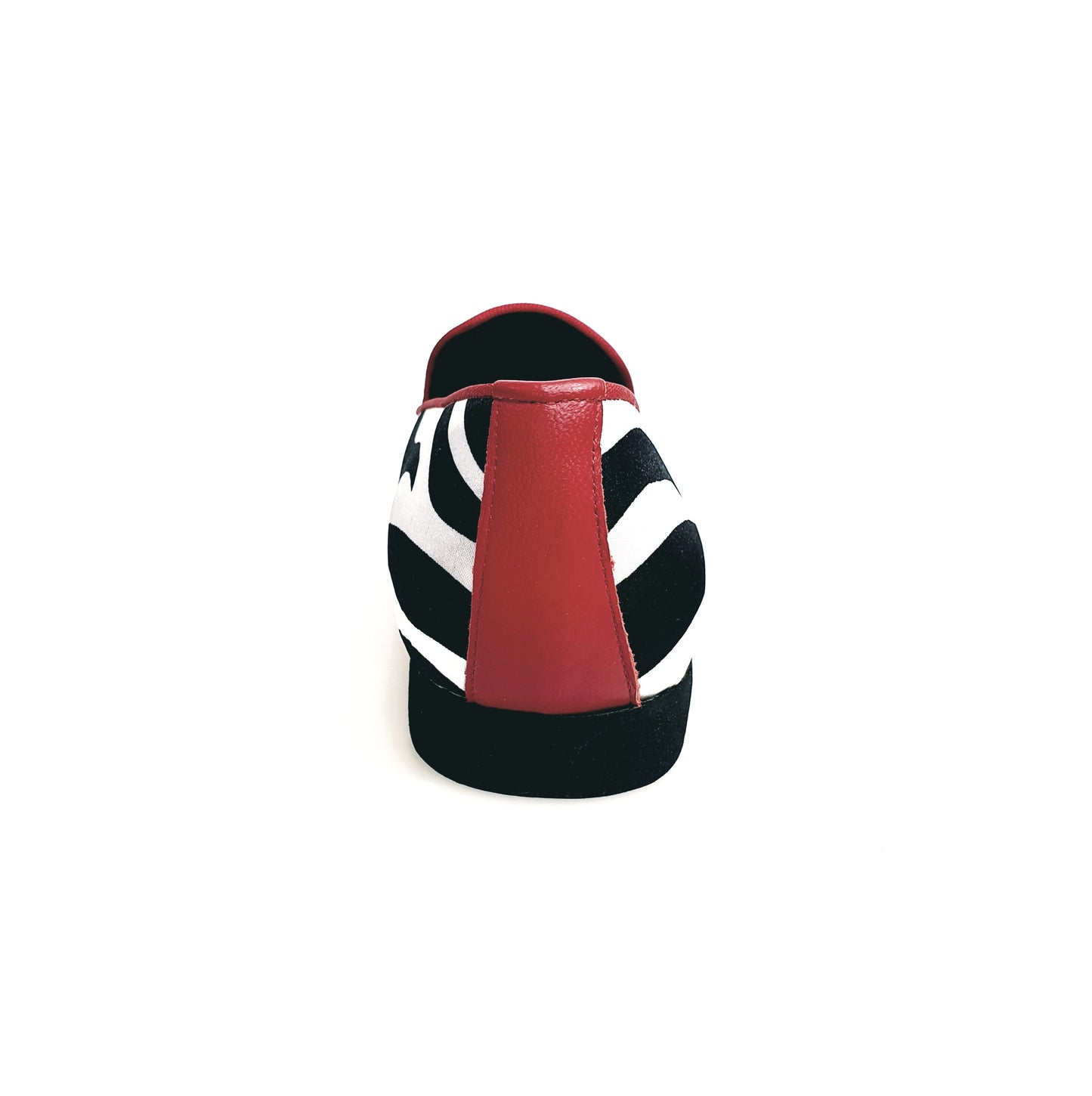 Scarpa da uomo Wish Dance Shop Sebras MS20 in raso seta zebrato con profilo rosso e forma lunga, mocassino elegante e stiloso.