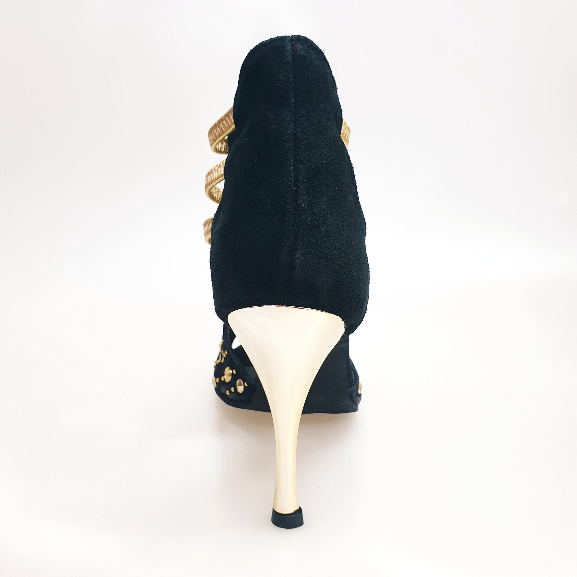 Sandalo donna Swann Elizabeth Pirata in camoscio nero con borchie oro, Swarovski neri e elastici oro, tacco a spillo laminato oro.