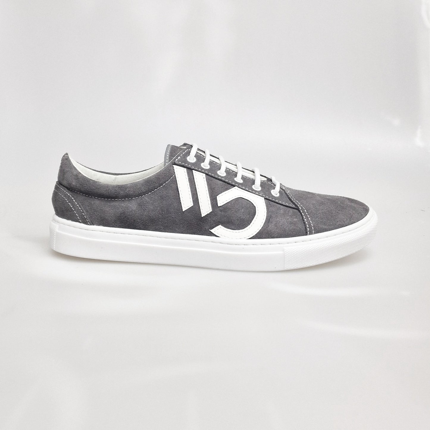 Sneaker urban chic Wish Dance Shop Albir Ceniza in camoscio grigio con cuciture bianche e suola in resina bianca, modello Flex.