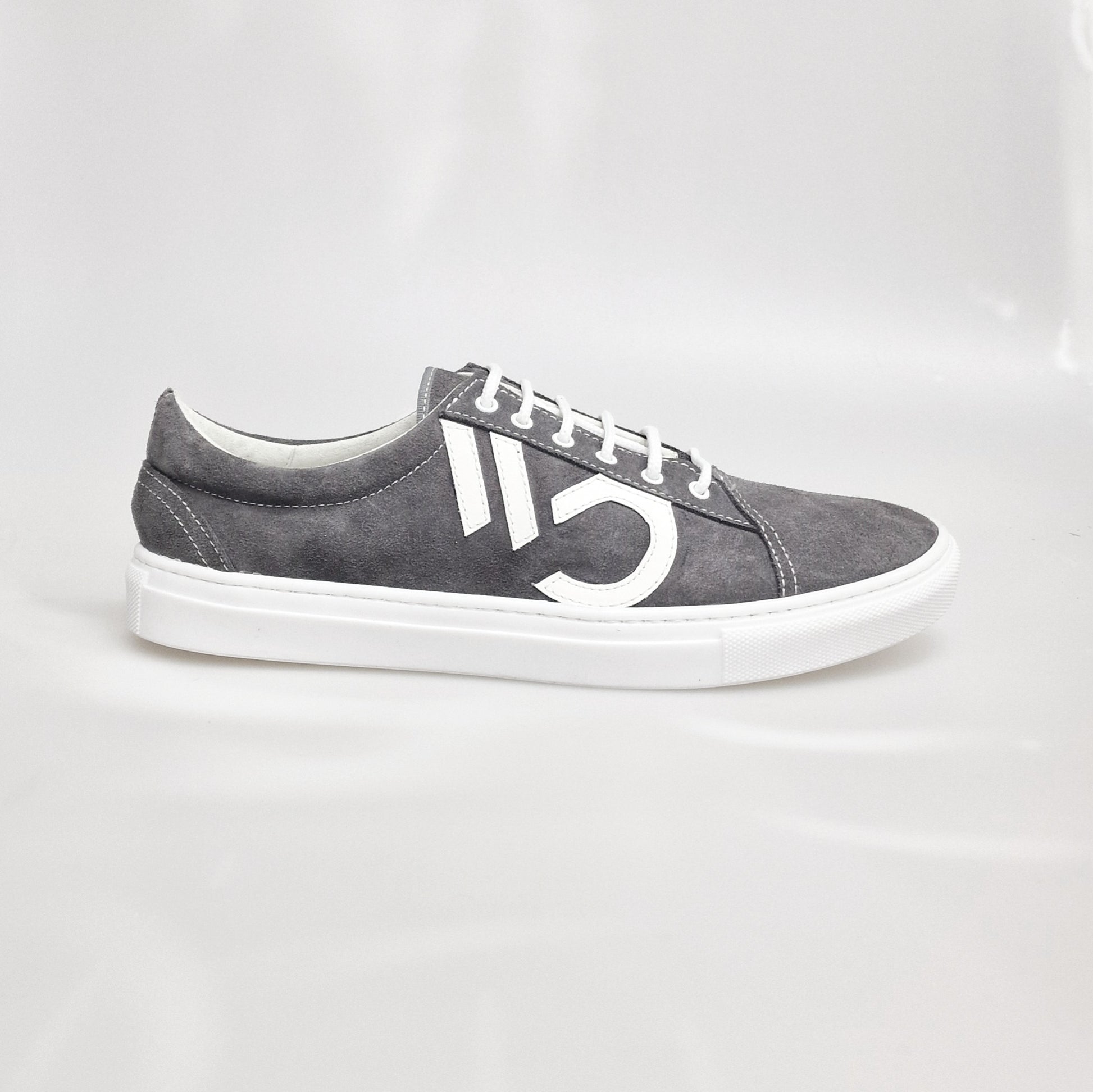 Sneaker urban chic Wish Dance Shop Albir Ceniza in camoscio grigio con cuciture bianche e suola in resina bianca, modello Flex.
