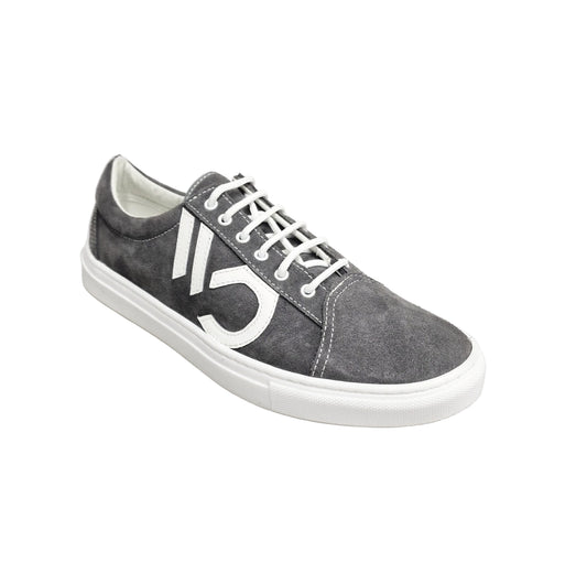 Sneaker Urbanzik Albir Ceniza in camoscio grigio con cuciture bianche e suola in resina di gomma bianca, comoda e alla moda.