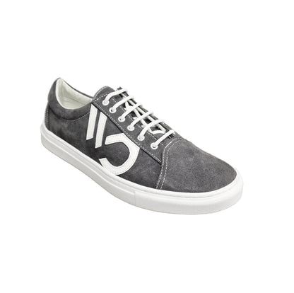Sneaker Urbanzik Albir Ceniza in camoscio grigio con cuciture bianche e suola in resina di gomma bianca, comoda e alla moda.