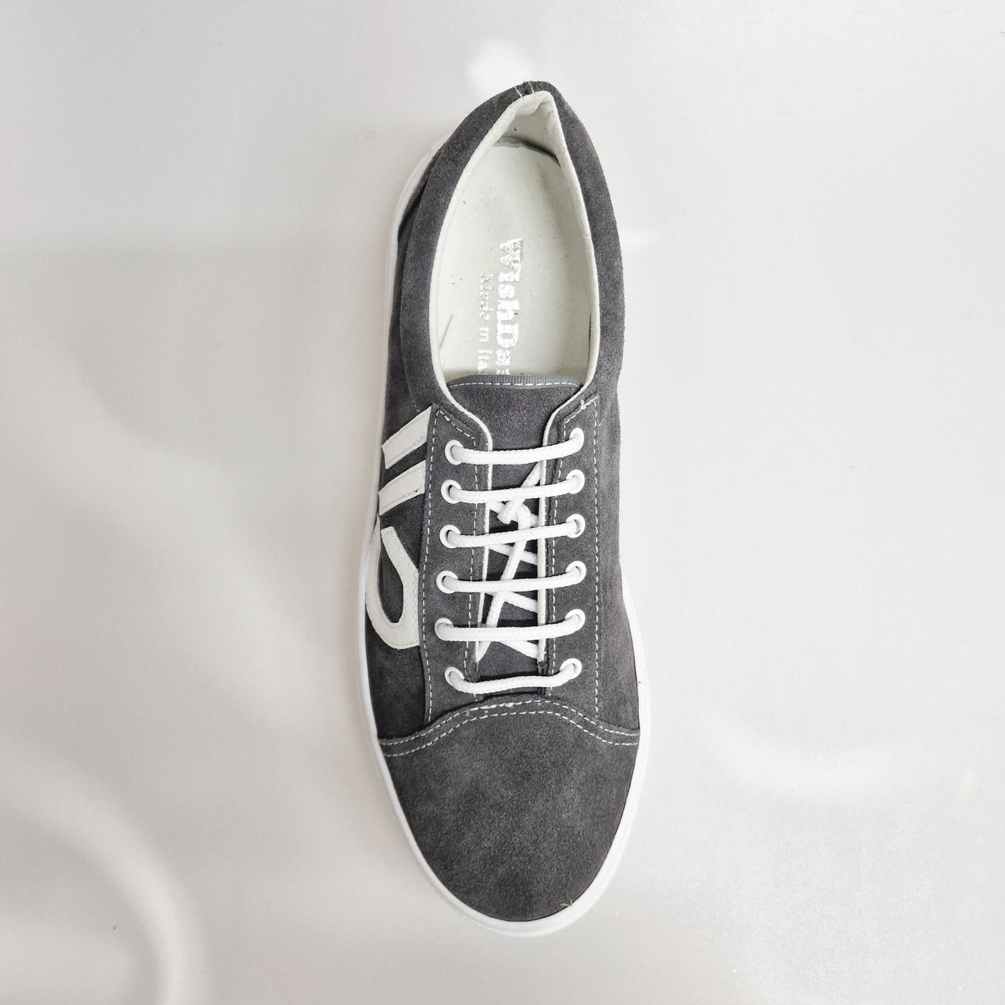 Sneaker Urbankiz Albir Ceniza in camoscio grigio con cuciture bianche e suola in resina di gomma bianca, alta comodità.
