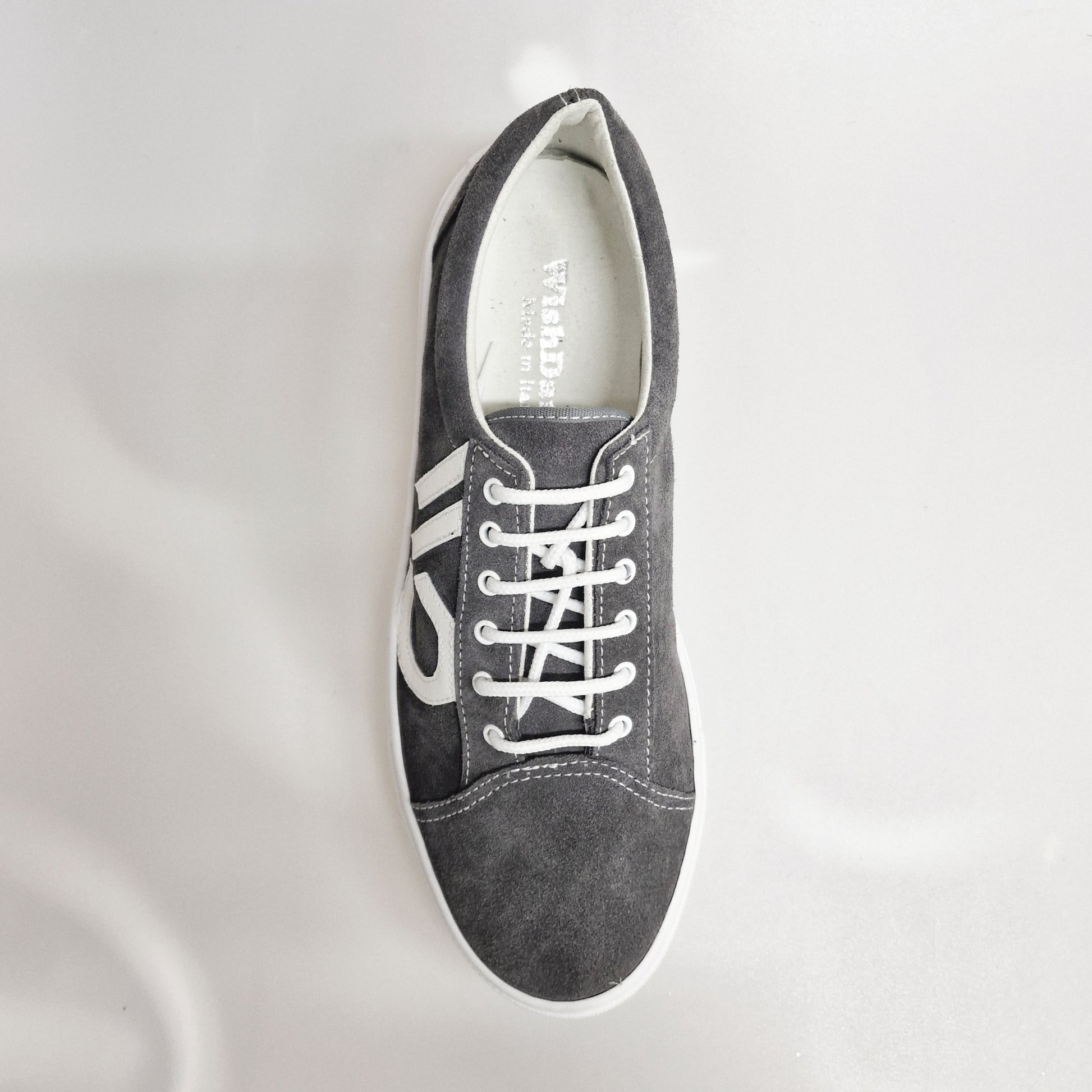 Sneaker Urbankiz Albir Ceniza in camoscio grigio con cuciture bianche e suola in resina di gomma bianca, alta comodità.