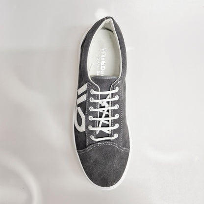 Sneaker Urbankiz Albir Ceniza in camoscio grigio con cuciture bianche e suola in resina di gomma bianca, alta comodità.