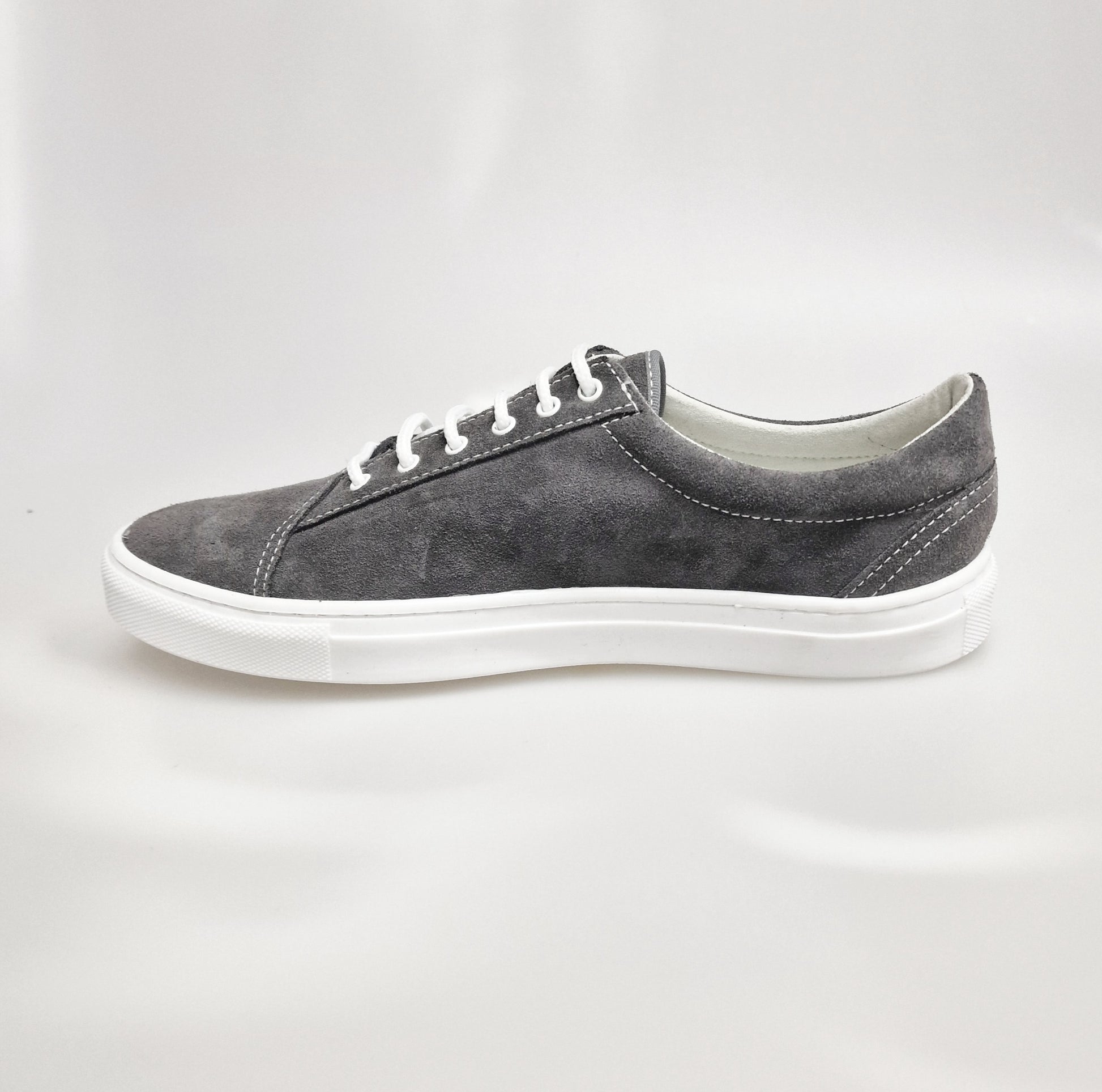 Sneaker Wish Dance Shop Albir Ceniza in camoscio grigio con cuciture bianche e suola in resina bianca, design urbano e comodo.