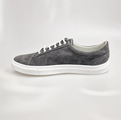 Sneaker Wish Dance Shop Albir Ceniza in camoscio grigio con cuciture bianche e suola in resina bianca, design urbano e comodo.
