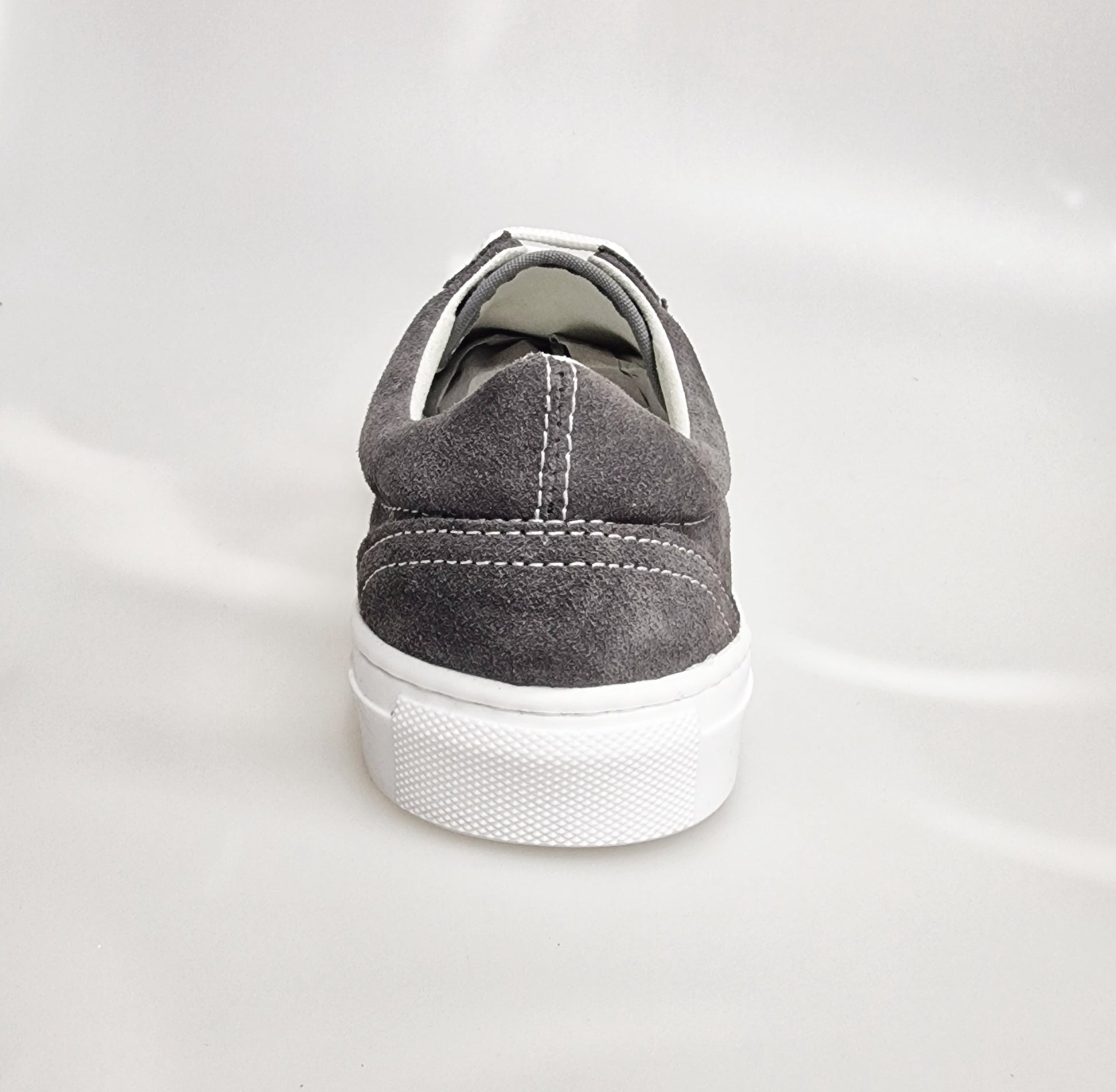 Sneaker urbane Wish Dance Shop ALBIR Ceniza in camoscio grigio con cuciture bianche e suola in resina di gomma bianca, modello Flex.