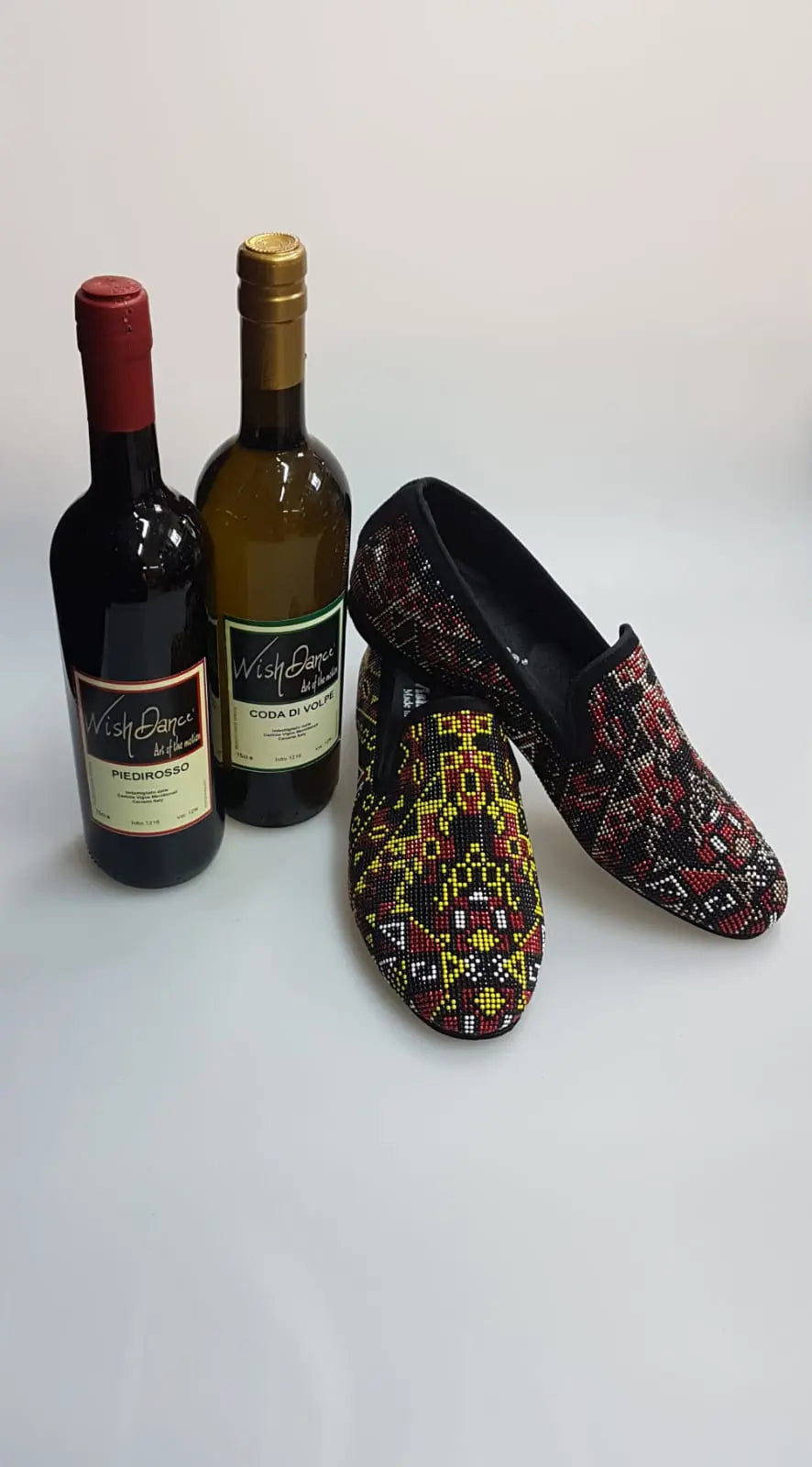 Scarpa mocassino Wishdance Samakaka Gold in camoscio nero con swarovski neri, borchiette rosse, bianche e oro, stile elegante uomo.