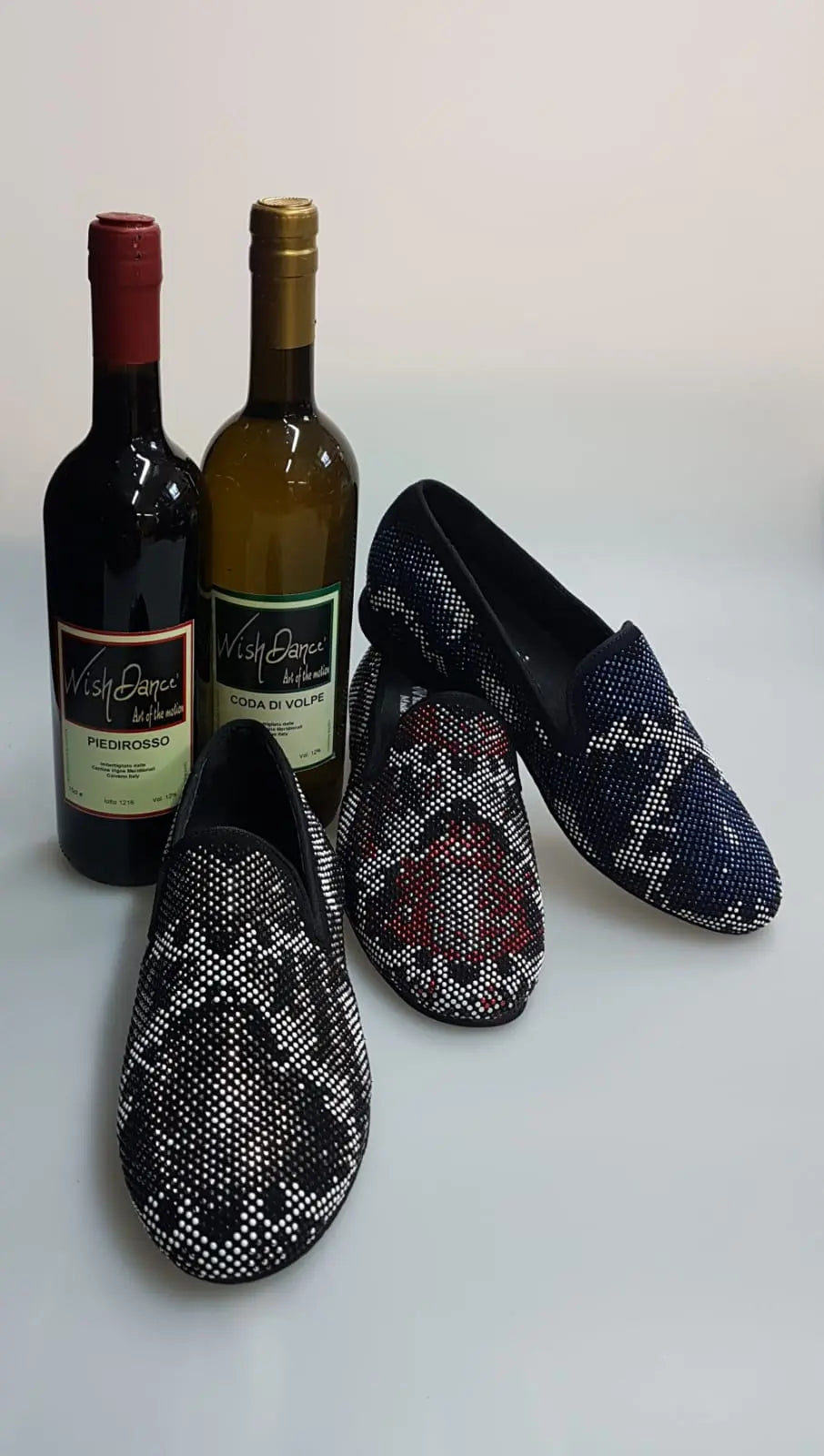 Scarpa mocassino Wishdance Viper Red (800PW) in camoscio nero con Swarovski Rossi e Neri, suola in gomma.