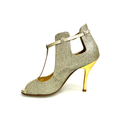 Scarpa Jenny in glitter oro platino con cinturini in lurex oro e tacco a spillo laminato oro, ideale per occasioni eleganti