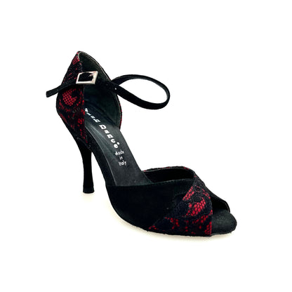 Scarpa da donna Wishdance Ely QA in pizzo fiore nero con base in raso rosso e camoscio nero, elegante e femminile.