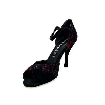 Scarpa da donna Wishdance Ely QA (32QA) in pizzo fiore nero, con base in raso rosso e dettagli in camoscio nero.