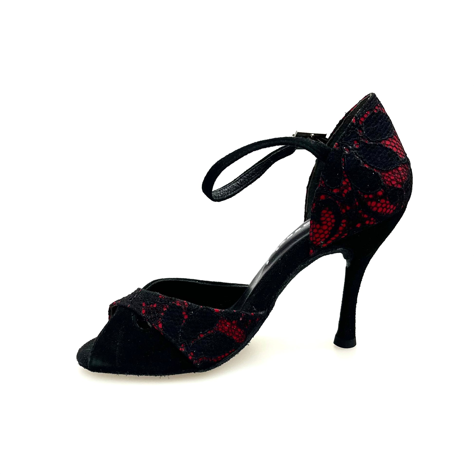 Scarpa da donna Ely QA Wishdance con fiore in pizzo nero, base in raso rosso e camoscio nero, dettagli eleganti e femminili