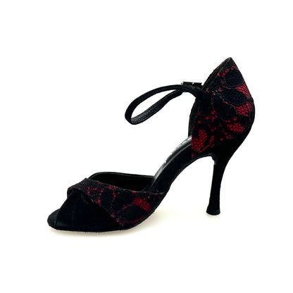 Scarpa da donna Ely QA Wishdance con fiore in pizzo nero, base in raso rosso e camoscio nero, dettagli eleganti e femminili