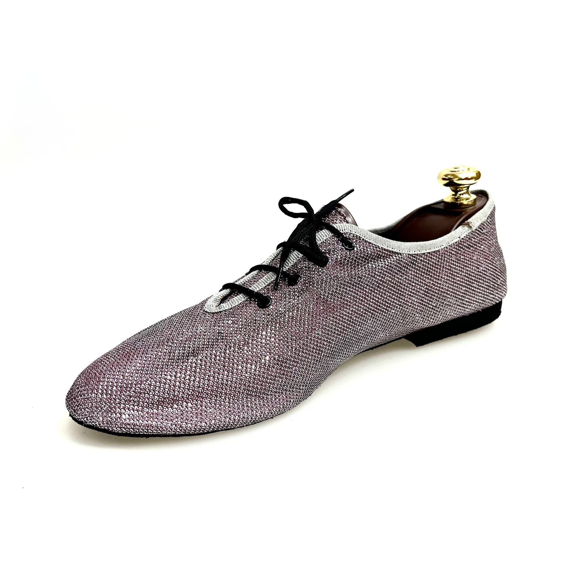 Scarpa Jazz 04 Outlet in Brill Lilla, comoda e elegante, vista frontale con dettagli in tessuto e suola resistente.