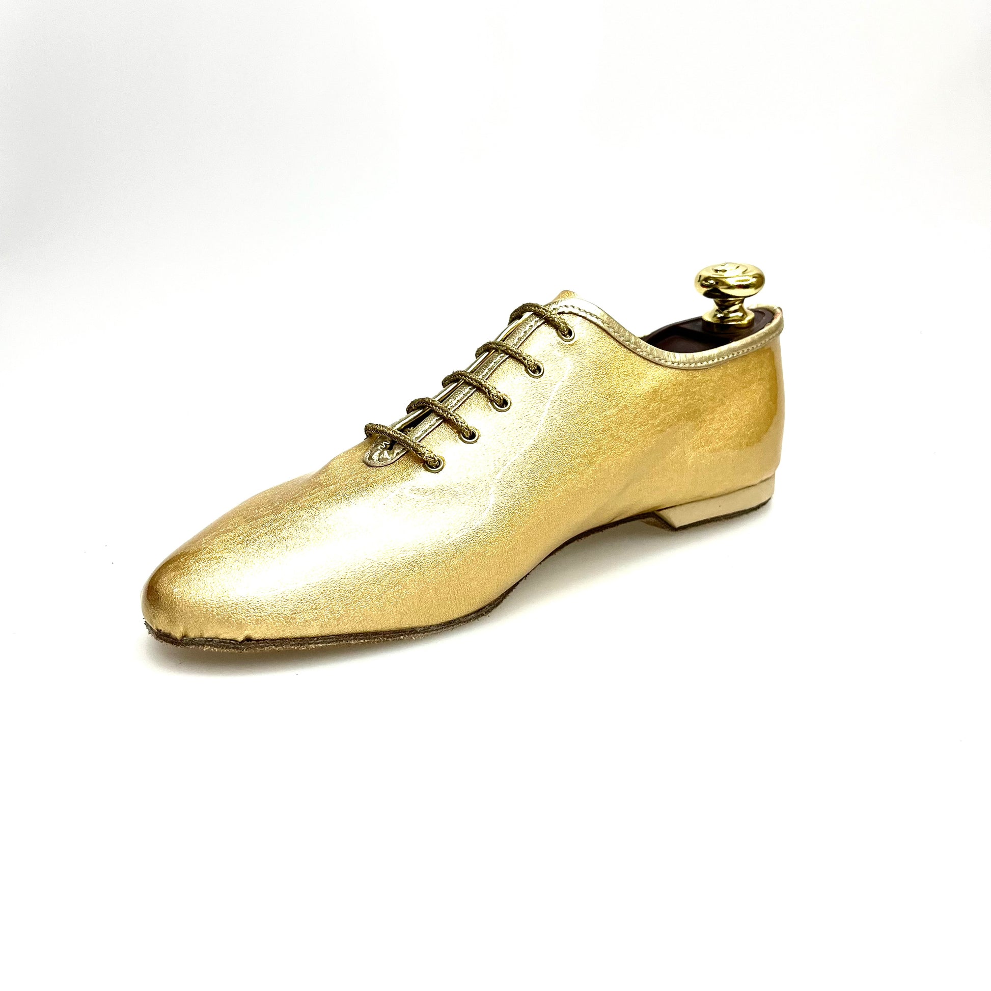 Scarpe da allenamento in Vegas Oro Outlet, modelli 03, dettagli dorati e design sportivo visibili nell'immagine.